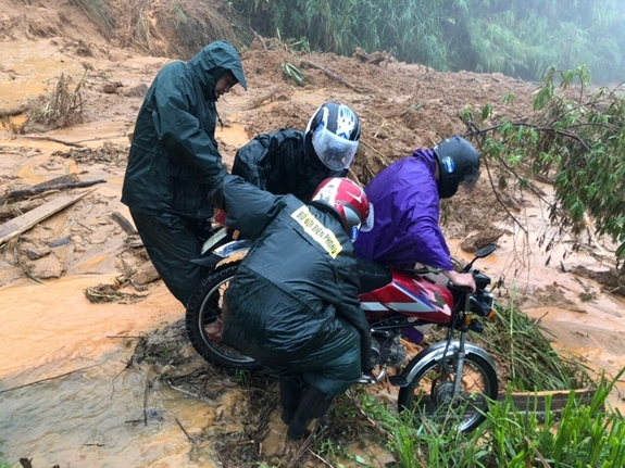 ຫຼາຍບ້ານ ຢູ່ເຂດ ຊາຍແດນຫວຽດນາມ - ລາວ ຖືກຕັດແຍກ ຍ້ອນນໍ້າຖ້ວມ ຫ າຍບ ານ ຢ ເຂດ ຊາຍແດນຫວຽດນາມ ລາວ ຖ ກຕ ດແຍກ ຍ ອນນ າຖ ວມ