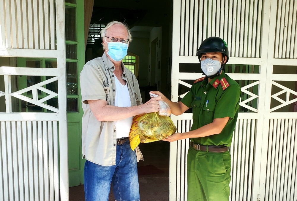 ຄົນຕ່າງປະເທດຢູ່ຫວຽດນາມ ຮູ້ສຶກຕະລຶງ ແລະ ຕື້ນຕັນໃຈທີ່ໄດ້ຮັບການໜູນຊ່ວຍ