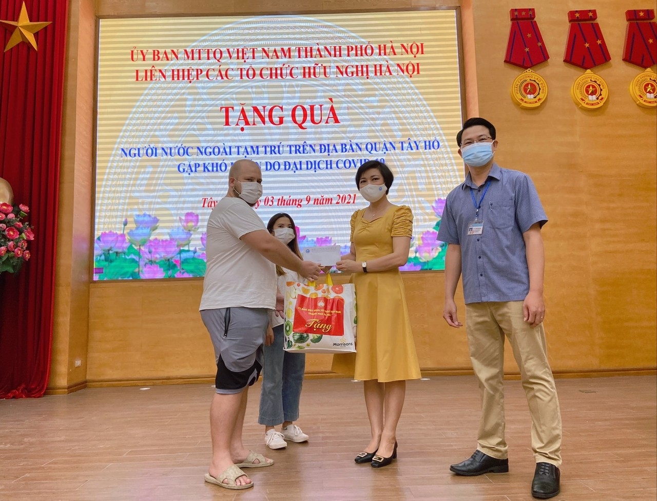 ຄົນຕ່າງປະເທດຢູ່ຫວຽດນາມ ຮູ້ສຶກຕະລຶງ ແລະ ຕື້ນຕັນໃຈທີ່ໄດ້ຮັບການໜູນຊ່ວຍ