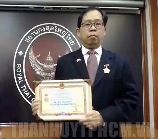 ມອບຫຼຽນກາ “ເພື່ອສັນຕິພາບ ແລະ ມິດຕະພາບລະຫວ່າງບັນດາປະເທດ” ໃຫ້ສະຖານກົງສູນໃຫຍ່ໄທ ປະຈຳນະຄອນໂຮ່ຈີມິນ ມອບຫຼຽນກາ “ເພື່ອສັນຕິພາບ ແລະ ມິດຕະພາບລະຫວ່າງບັນດາປະເທດ” ໃຫ້ສະຖານກົງສູນໃຫຍ່ໄທ ປະຈຳນະຄອນໂຮ່ຈີມິນ