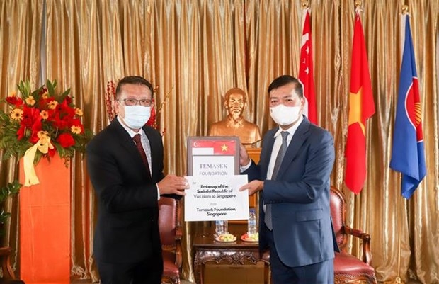 ພິທີຮັບເຄື່ອງໜູນຊ່ວຍຫວຽດນາມ ໃນການຕ້ານພະຍາດ COVID-19 ຈາກກອງທຶນTemasek