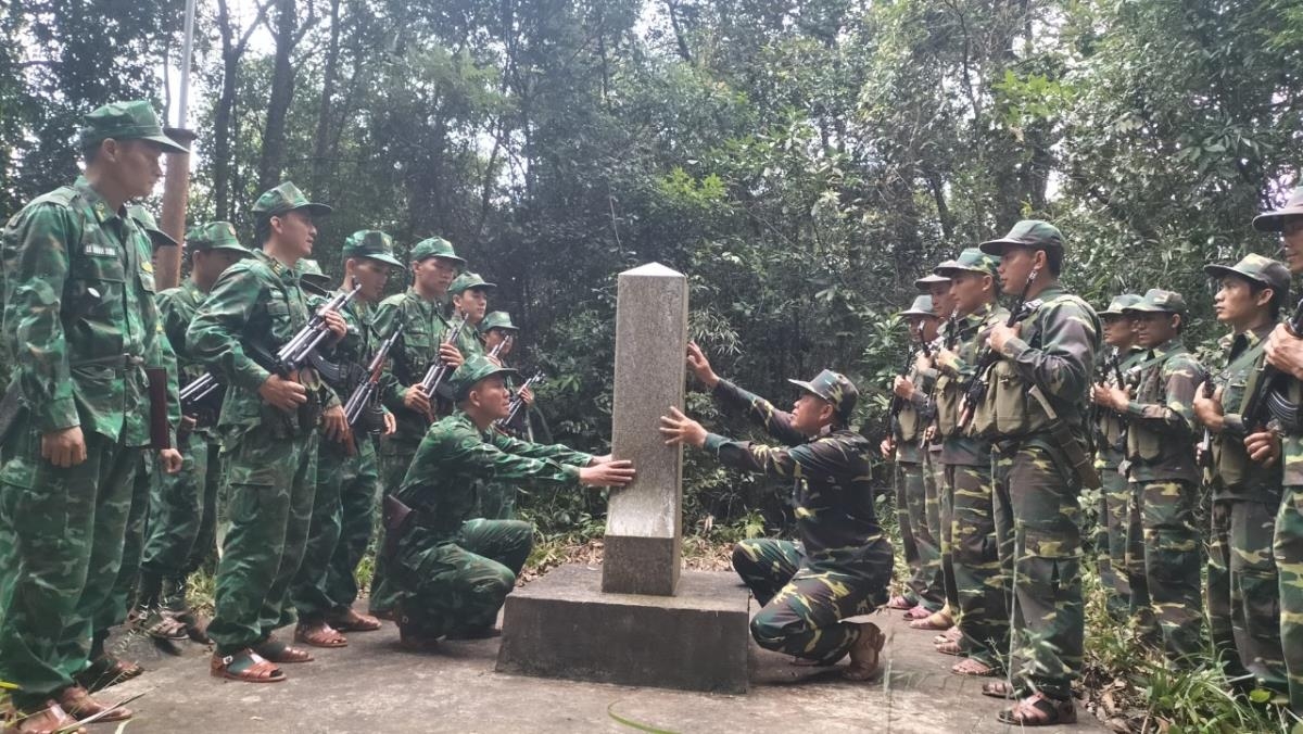 ການ​ລາດ​ຕະ​ເວນ​ສອງ​ປະ​ເທດ ເພື່ອ​ປົກ​ປັກ​ຮັກ​ສາ​ຊາຍ​ແດນ​ຫວຽດ​ນາມ - ລາວ