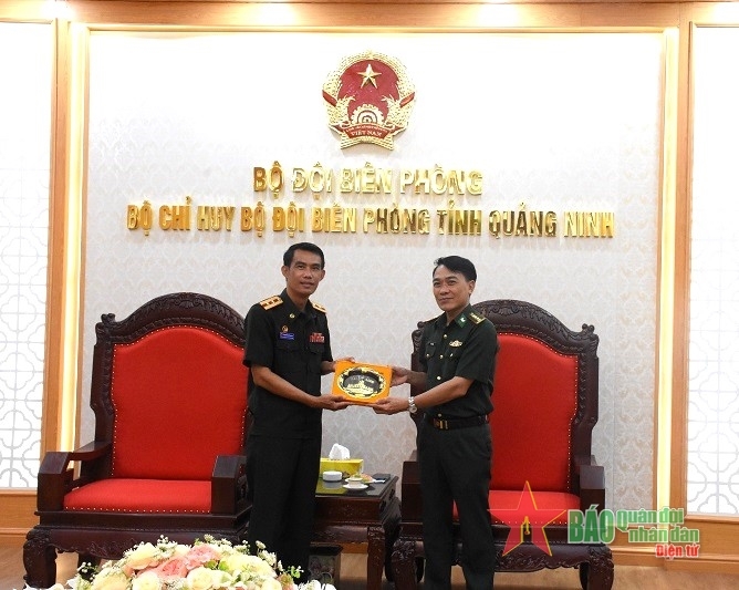 ຄະນະຜູ້ແທນໜັງສືພິມກອງທັບປະຊາຊົນລາວ ຢ້ຽມຢາມ ແລະ ເຮັດວຽກກັບບັນດາກອງບັນຊາການທະຫານປ້ອງກັນຊາຍແດນແຂວງ ກວາງນິງ ຄະນະຜູ້ແທນໜັງສືພິມກອງທັບປະຊາຊົນລາວ ຢ້ຽມຢາມ ແລະ ເຮັດວຽກກັບບັນດາກອງບັນຊາການທະຫານປ້ອງກັນຊາຍແດນແຂວງ ກວາງນິງ