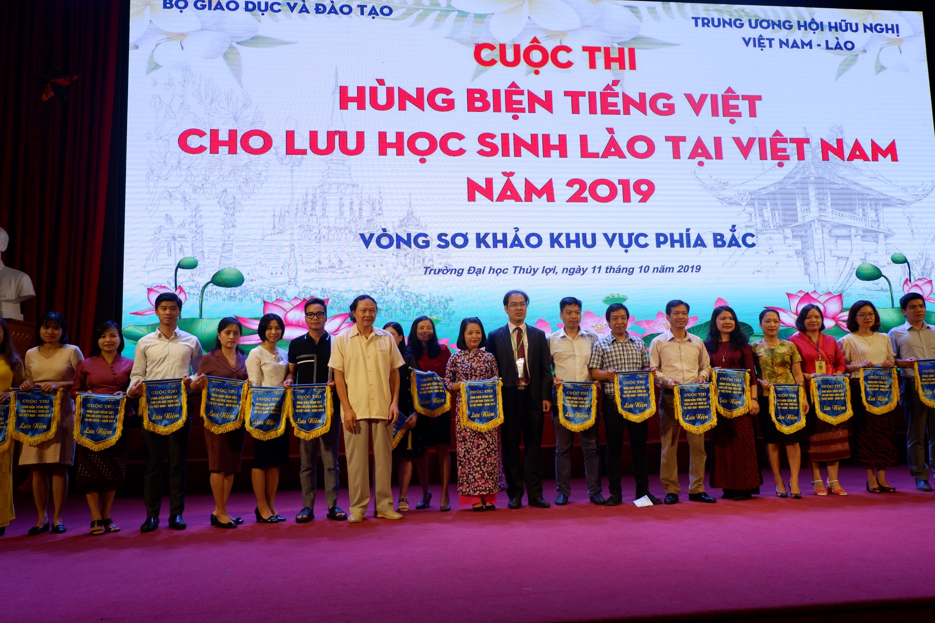 42 doi sinh vien lao hao hung tranh tai hung bien tieng viet