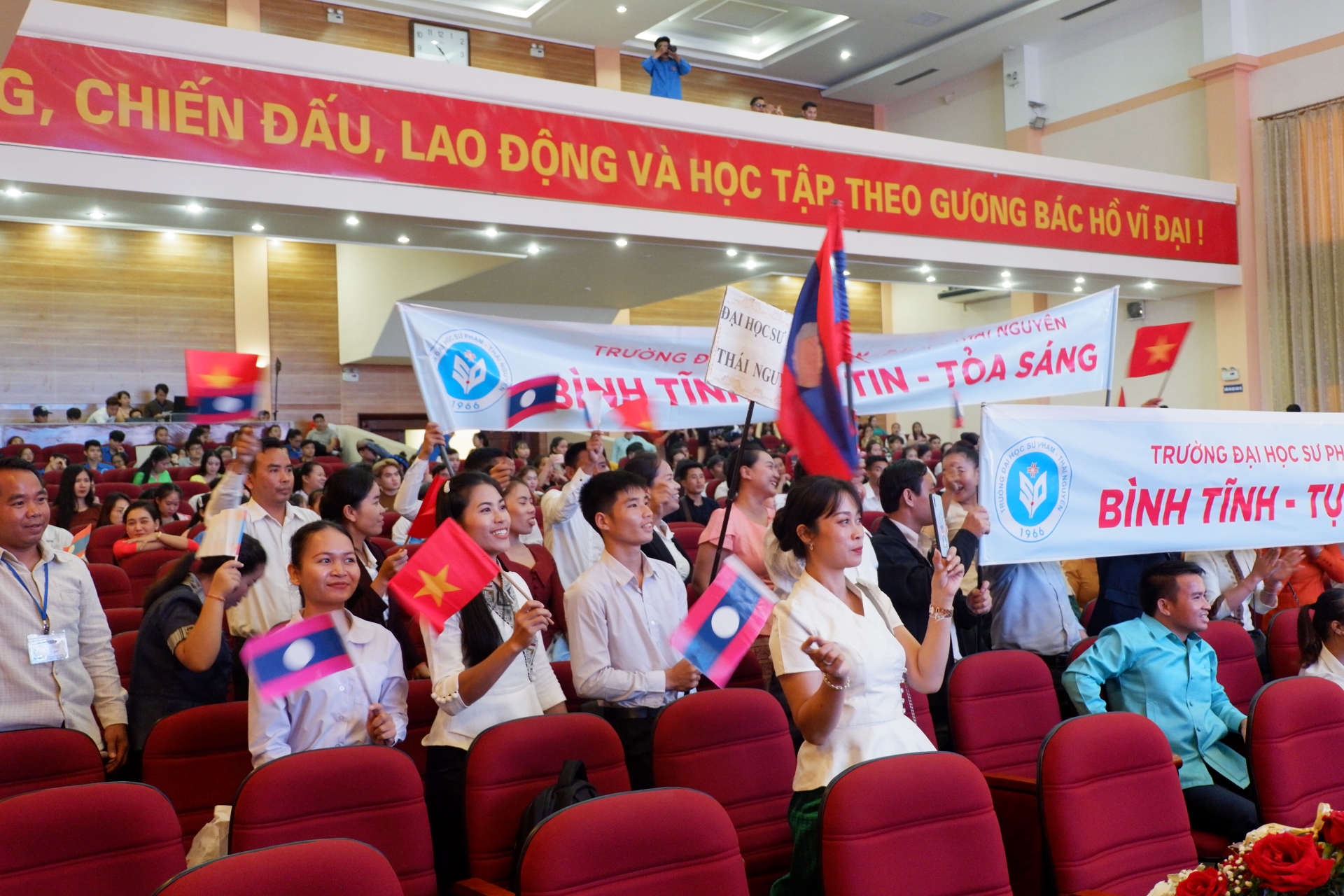 42 doi sinh vien lao hao hung tranh tai hung bien tieng viet