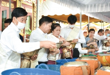 ເຈົ້າຄອງນະຄອນຫຼວງວຽງຈັນ ແລະ ມວນຊົນຮ່ວມໃສ່ບາດໃນໂອກາດບຸນອອກພັນສາປະວໍລະນາປີ 2020