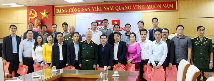 ບ ກຢາງ ນ ກສ ກສາລາວ ໄດ ຢ ຽມຢາມຮ ບແບບການຜະລ ດກະສ ກຳເຕ ກໂນໂລຢ ສ ງ