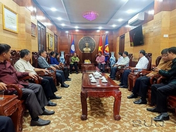 ການນຳແຂວງຫລວງພະບາງ ມອບເງິນຊ່ວຍເຫລືອ ປະຊາຊົນ ທີ່ຖືກຜົນກະທົບໄພພິບັດທາງທຳມະຊາດ ຢູ່ ສສ ຫວຽດນາມ