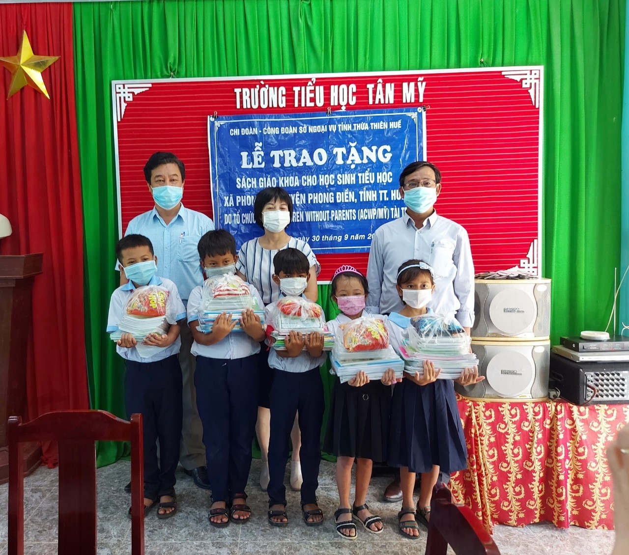 ACWP, Operation Smile ມອບປຶ້ມແບບຮຽນ ແລະ ໜ້າກາກໃຫ້ນັກຮຽນທີ່ມີຄວາມຫຍຸ້ງຍາກ ຢູ່ເມືອງເຫວ້ 106 ຄົນ ACWP, Operation Smile ມອບປຶ້ມແບບຮຽນ ແລະ ໜ້າກາກໃຫ້ນັກຮຽນທີ່ມີຄວາມຫຍຸ້ງຍາກ ຢູ່ເມືອງເຫວ້ 106 ຄົນ