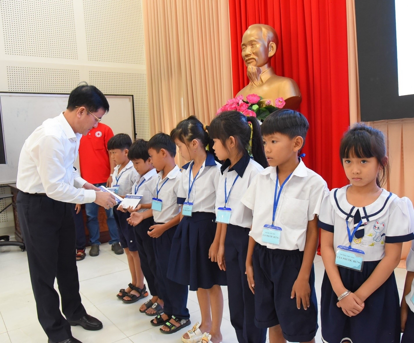 ເຕືນຮ່ຽບຝາດ ສືບຕໍ່ຮ່ວມມືເບິ່ງແຍງດູແລລູກຫຼານ “ໄປຮຽນຢ່າງໝັ້ນຄົງ”