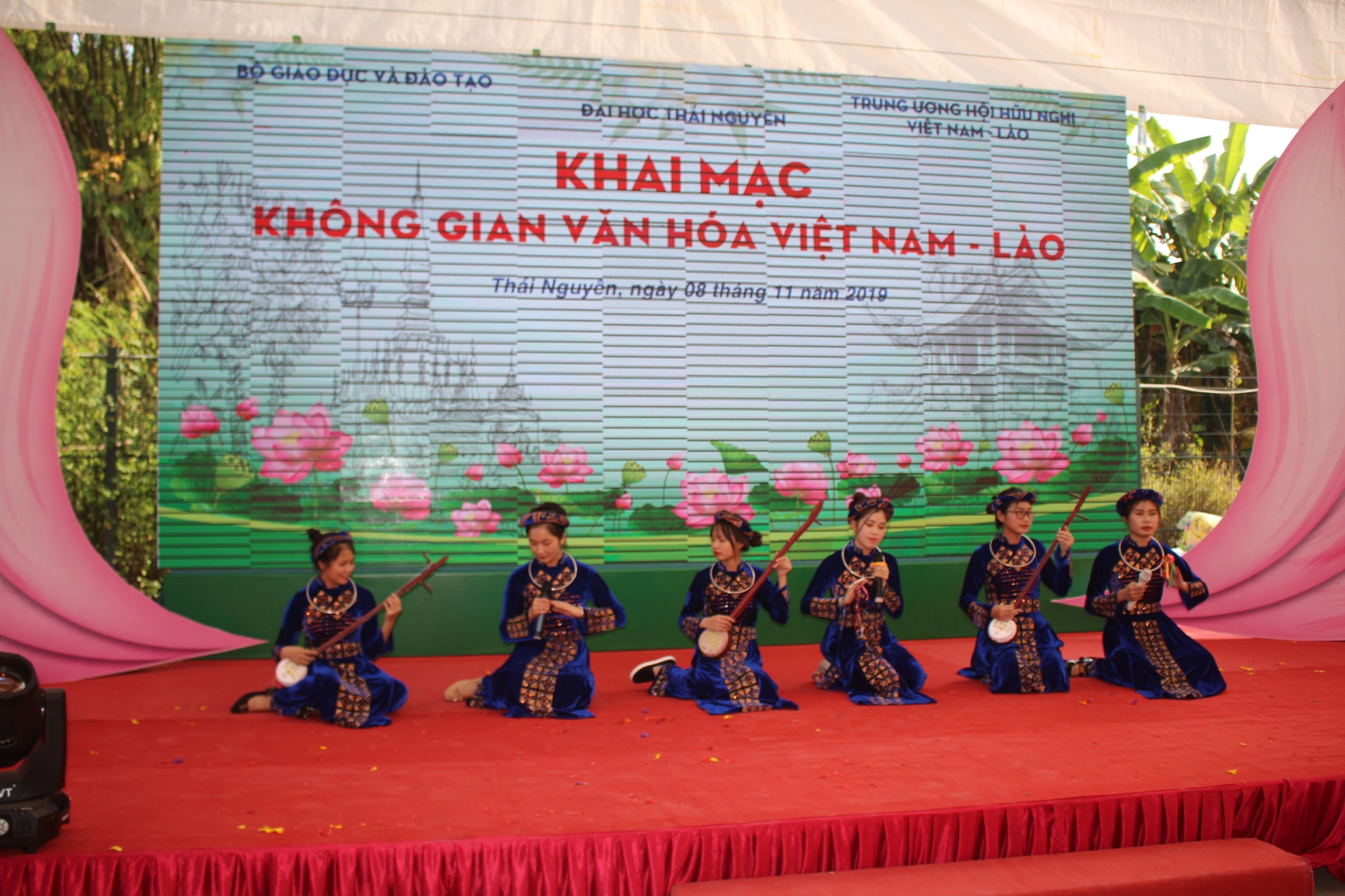 Ấn tượng “Không gian văn hóa Việt Nam – Lào” tại Đại học Thái Nguyên dac sac khong gian van hoa viet nam lao