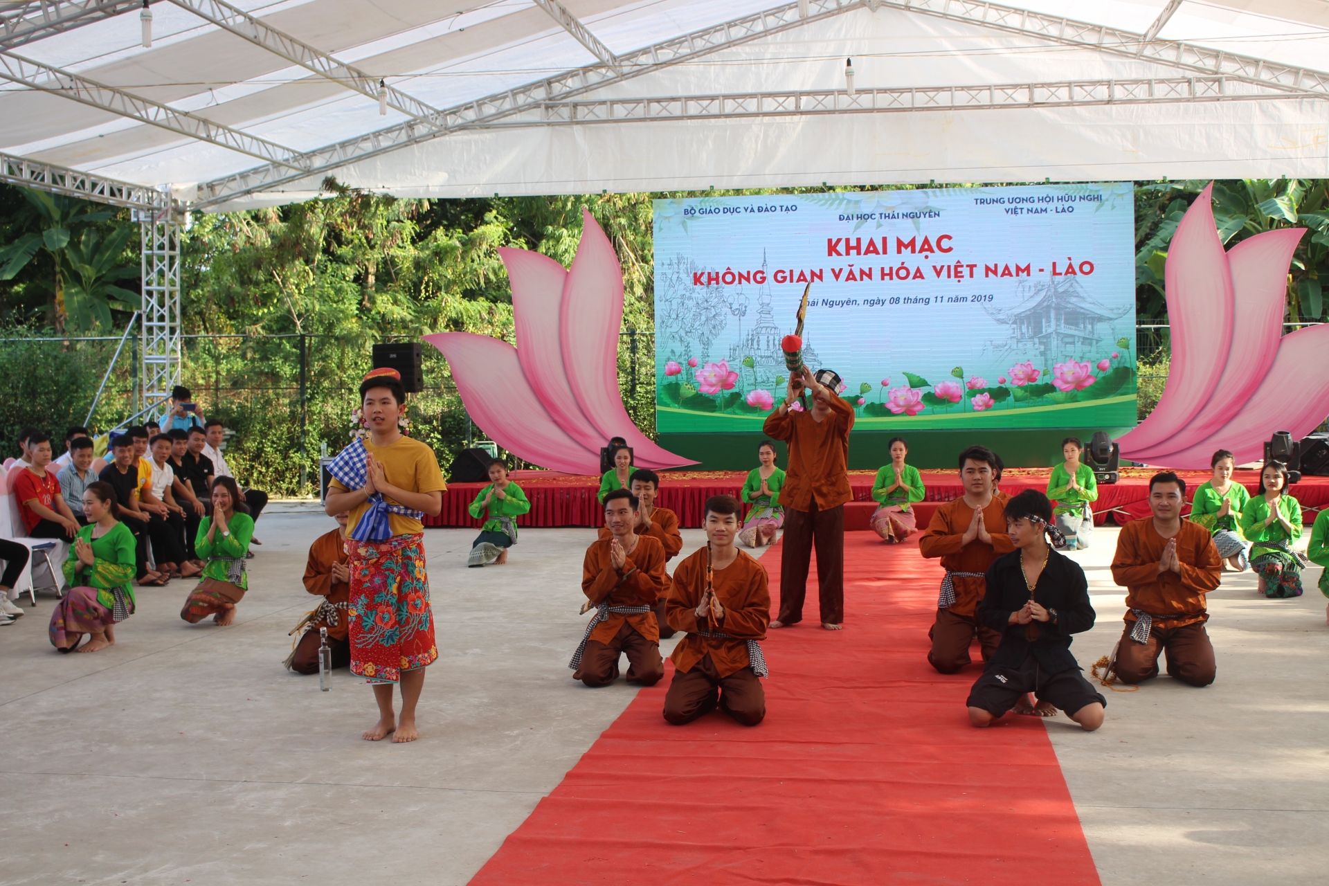 Ấn tượng “Không gian văn hóa Việt Nam – Lào” tại Đại học Thái Nguyên dac sac khong gian van hoa viet nam lao