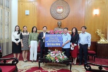 ສະມາຄົມມິດຕະພາບຫວຽດນາມ - ຍິ່ປຸ່ນ ບໍລິຈາກເງິນຊ່ວຍໃຫ້ປະຊາຊົນເຂດພາກກາງ ທີ່ຖືກຮັບຜົນຮ້າຍຍ້ອນຫຼັງຈາກໄພນໍ້າຖ້ວນ