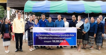 ວິສາຫະກິດຂອງຫວຽດນາມ ໄດ້ຊ່ວຍເຫຼືອປະຊາຊົນໃນພາກກາງຂອງລາວທີ່ຖືກຮັບຜົນກະທົບຈາກໄພນໍ້າຖ້ວມ