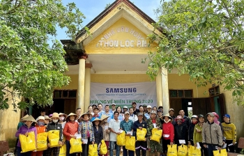 Samsung ຫວຽດນາມ ໜູນຊ່ວຍ 5 ຕື້ດົງ ເພື່ອຊ່ວຍເຫຼືອພາກກາງຜ່ານຜ່າໄພທຳມະຊາດ
