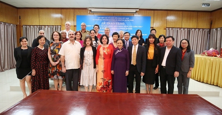 vufo ໄດ ມອບຫ ຽນກາລະນ ກໃຫ ແກ ທ ານນາງ lianys torres rivera ເອກອ ກຄະລ ດຖະທ ດ ກ ບາ ປະຈຳຫວຽດນາມ