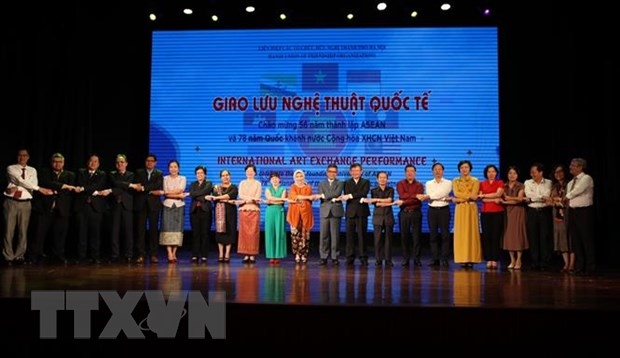 ການ​ພົບ​ປະ​ແລກປ່ຽນ​ດ້ານ​ສິລະ​ປະ​ເພື່ອ​ແນ​ໃສ່​ເຄົາລົບ​ສີສັນ​ວັດທະນະທຳ​ຂອງ​ສະມາຊິກ​ອາ​ຊຽນ