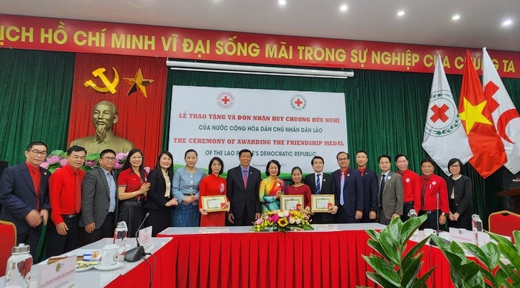 ພິທີມອບຫຼຽນກາມິດຕະພາບ ໂດຍລັດຖະບານ ແຫ່ງ ສປປ ລາວ ໃຫ້ແກ່ອົງການກາແດງແຂວງ ແທງຮວາ ແລະ ກອນຕູມ (ຫວຽດນາມ)