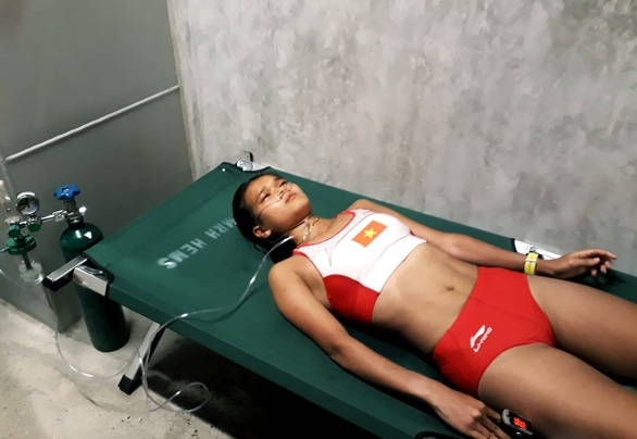 Nữ VĐV Việt Nam kiệt sức sau đường chạy hơn 42km tại SEA Games roi nuoc mat hinh anh nu vdv dien kinh viet nam kiet suc sau khi danh huy chuong tai seagames 30