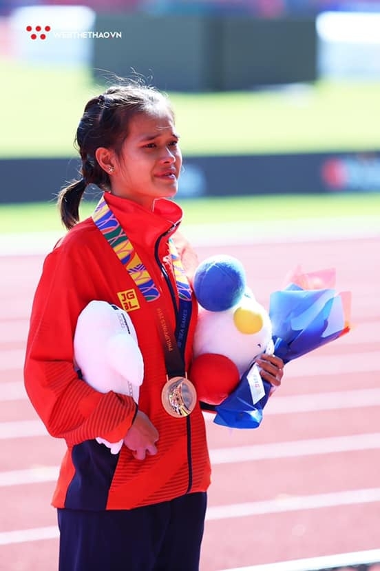 Nữ VĐV Việt Nam kiệt sức sau đường chạy hơn 42km tại SEA Games roi nuoc mat hinh anh nu vdv dien kinh viet nam kiet suc sau khi danh huy chuong tai seagames 30