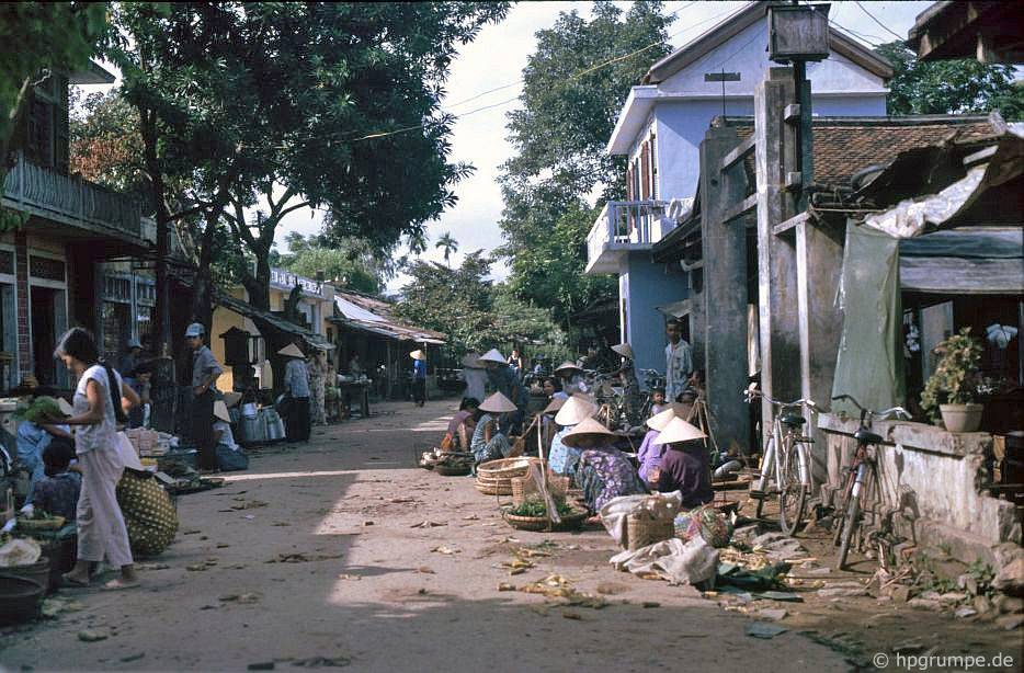 Chùm ảnh màu cực hiếm về đời sống hàng ngày của cố đô Huế thập niên 90 chum anh mau cuc hiem ve doi song hang ngay cua co do hue thap nien 90