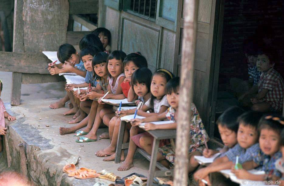 Chùm ảnh màu cực hiếm về đời sống hàng ngày của cố đô Huế thập niên 90 chum anh mau cuc hiem ve doi song hang ngay cua co do hue thap nien 90
