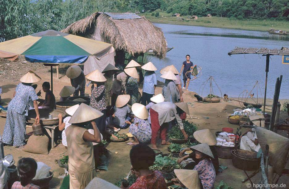 Chùm ảnh màu cực hiếm về đời sống hàng ngày của cố đô Huế thập niên 90 chum anh mau cuc hiem ve doi song hang ngay cua co do hue thap nien 90