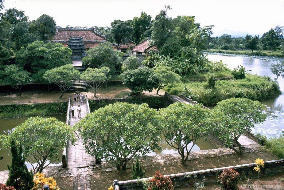 Chùm ảnh màu cực hiếm về đời sống hàng ngày của cố đô Huế thập niên 90 chum anh mau cuc hiem ve doi song hang ngay cua co do hue thap nien 90