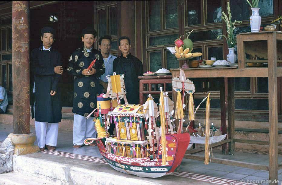 Chùm ảnh màu cực hiếm về đời sống hàng ngày của cố đô Huế thập niên 90 chum anh mau cuc hiem ve doi song hang ngay cua co do hue thap nien 90