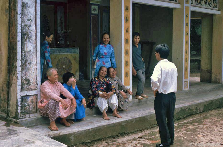 Chùm ảnh màu cực hiếm về đời sống hàng ngày của cố đô Huế thập niên 90 chum anh mau cuc hiem ve doi song hang ngay cua co do hue thap nien 90
