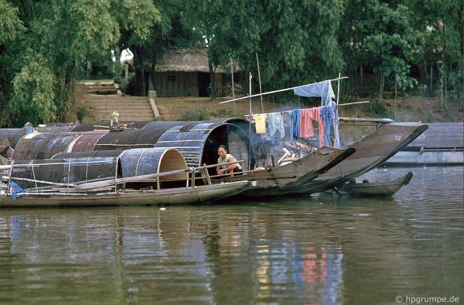 Chùm ảnh màu cực hiếm về đời sống hàng ngày của cố đô Huế thập niên 90 chum anh mau cuc hiem ve doi song hang ngay cua co do hue thap nien 90
