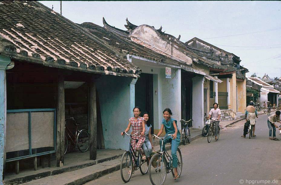 Chùm ảnh: Phố cổ Hội An những năm 90 đẹp nguyên bản qua ống kính nhiếp ảnh gia Đức chum anh pho co hoi an nhung nam 90 dep nguyen ban qua ong kinh nhiep anh gia duc