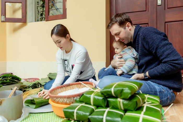 Mỹ Tâm và loạt sao Việt trổ tài gói bánh chưng, bánh tét "siêu đỉnh" ngày Tết my tam va loat sao viet tro tai goi banh chung banh tet sieu dinh ngay tet