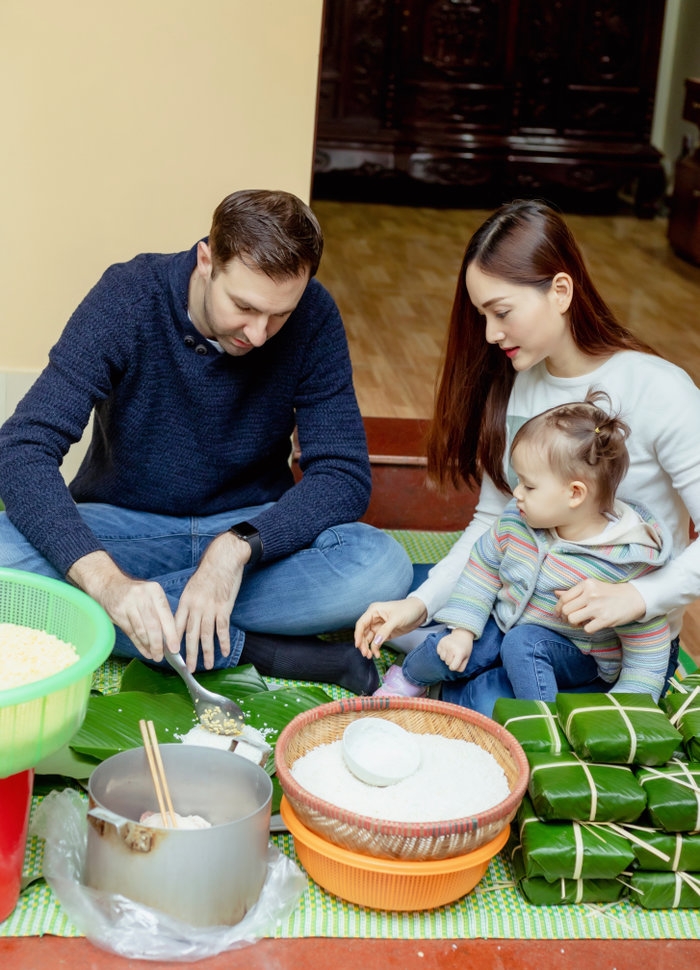 Mỹ Tâm và loạt sao Việt trổ tài gói bánh chưng, bánh tét "siêu đỉnh" ngày Tết my tam va loat sao viet tro tai goi banh chung banh tet sieu dinh ngay tet
