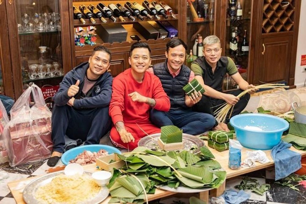 Mỹ Tâm và loạt sao Việt trổ tài gói bánh chưng, bánh tét "siêu đỉnh" ngày Tết my tam va loat sao viet tro tai goi banh chung banh tet sieu dinh ngay tet