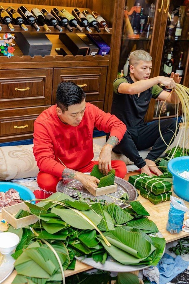 Mỹ Tâm và loạt sao Việt trổ tài gói bánh chưng, bánh tét "siêu đỉnh" ngày Tết my tam va loat sao viet tro tai goi banh chung banh tet sieu dinh ngay tet