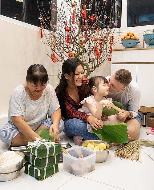Mỹ Tâm và loạt sao Việt trổ tài gói bánh chưng, bánh tét "siêu đỉnh" ngày Tết my tam va loat sao viet tro tai goi banh chung banh tet sieu dinh ngay tet