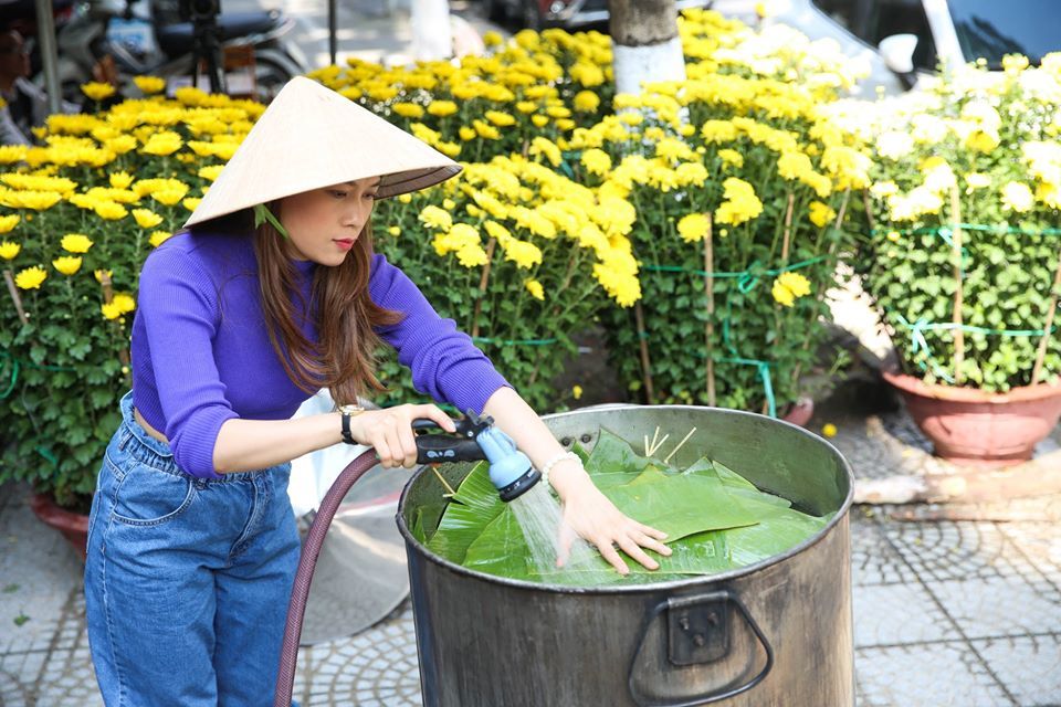 Mỹ Tâm và loạt sao Việt trổ tài gói bánh chưng, bánh tét "siêu đỉnh" ngày Tết my tam va loat sao viet tro tai goi banh chung banh tet sieu dinh ngay tet