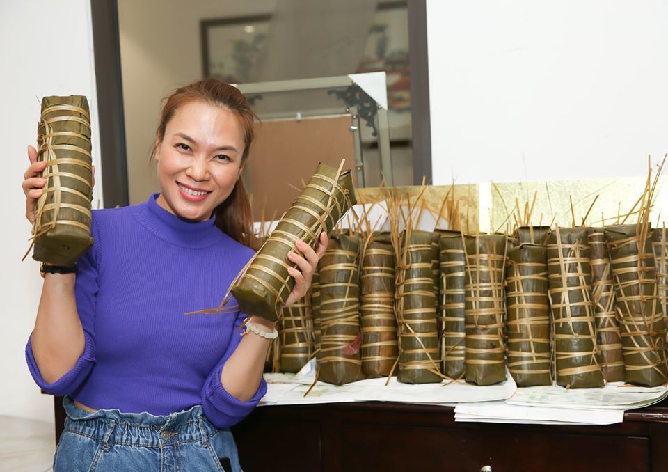 Mỹ Tâm và loạt sao Việt trổ tài gói bánh chưng, bánh tét "siêu đỉnh" ngày Tết my tam va loat sao viet tro tai goi banh chung banh tet sieu dinh ngay tet