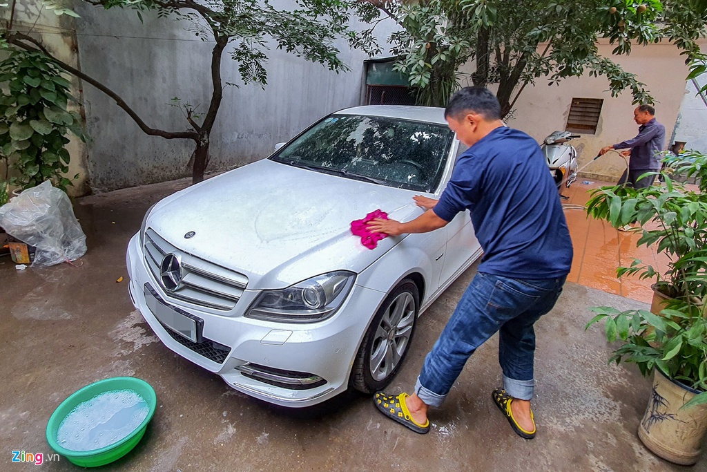 Giá rửa xe ngày Tết: Ô tô tăng 4 lần, xe máy gấp 3 vẫn đông nghịt khách gia rua xe ngay tet o to tang 4 lan xe may gap 3 van dong nghit khach