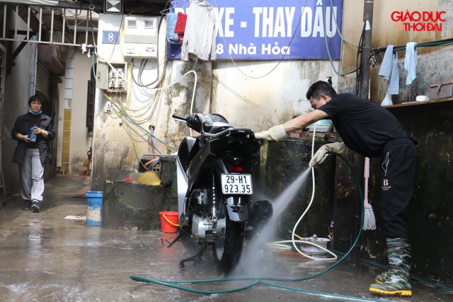 Giá rửa xe ngày Tết: Ô tô tăng 4 lần, xe máy gấp 3 vẫn đông nghịt khách gia rua xe ngay tet o to tang 4 lan xe may gap 3 van dong nghit khach