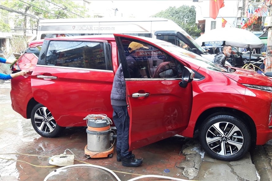 Giá rửa xe ngày Tết: Ô tô tăng 4 lần, xe máy gấp 3 vẫn đông nghịt khách gia rua xe ngay tet o to tang 4 lan xe may gap 3 van dong nghit khach