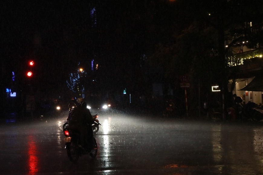 Hà Nội đón mưa tầm tã đêm 30 Tết, đường phố ngập nước vắng hoe ha noi don mua tam ta dem 30 tet duong pho ngap nuoc vang hoe