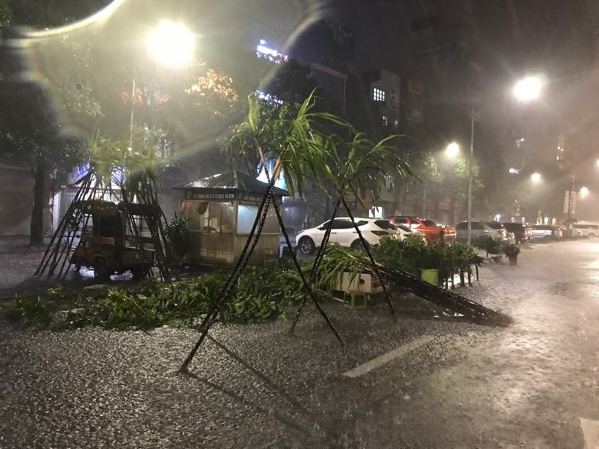 Hà Nội đón mưa tầm tã đêm 30 Tết, đường phố ngập nước vắng hoe ha noi don mua tam ta dem 30 tet duong pho ngap nuoc vang hoe
