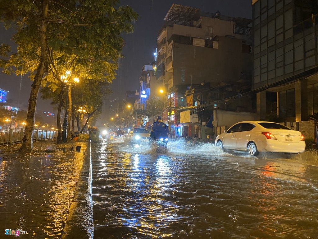 Hà Nội đón mưa tầm tã đêm 30 Tết, đường phố ngập nước vắng hoe ha noi don mua tam ta dem 30 tet duong pho ngap nuoc vang hoe