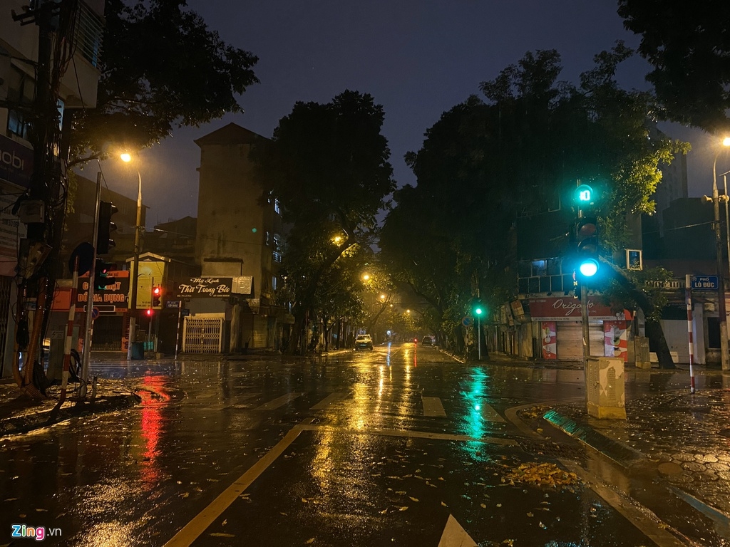 Hà Nội đón mưa tầm tã đêm 30 Tết, đường phố ngập nước vắng hoe ha noi don mua tam ta dem 30 tet duong pho ngap nuoc vang hoe