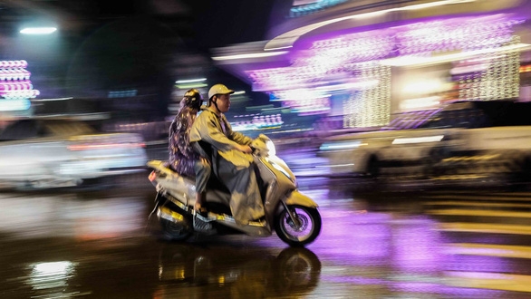 Hà Nội đón mưa tầm tã đêm 30 Tết, đường phố ngập nước vắng hoe ha noi don mua tam ta dem 30 tet duong pho ngap nuoc vang hoe