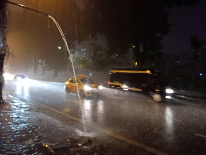 Hà Nội đón mưa tầm tã đêm 30 Tết, đường phố ngập nước vắng hoe ha noi don mua tam ta dem 30 tet duong pho ngap nuoc vang hoe