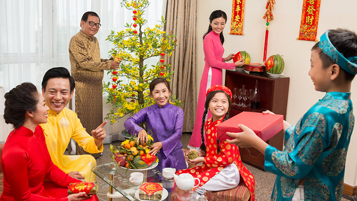 Người thân trong gia đình có được tự xông đất cho nhà mình không? nguoi than trong gia dinh co duoc tu xong dat cho nha minh khong