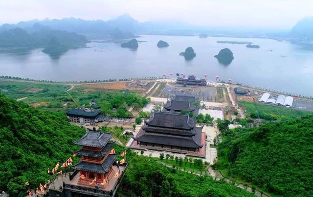 Chùa Tam Chúc đông nghịt khách, chen nhau mướt mồ hôi du xuân đầu năm chua tam chuc dong nghit khach chen nhau muot mo hoi du xuan dau nam